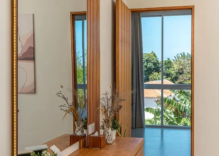 Loom - Contemporary 2br With Pool In Vibrant